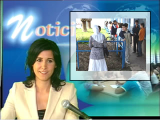 Portada de telenoticias con locutora en primer plano
