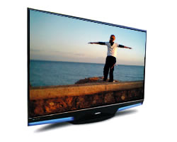 Televisor mostrando chica subida en muro con los brazos extendidos