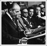 Arias Navarro en un discurso en el Congreso de los Diputados (1976)