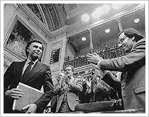Felipe González tras su sesión de investidura como Presidente (01/12/1982)