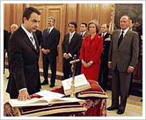 José Luís Rodríguez Zapatero jurando su cargo ante el Rey Juan Carlos I (17/04/2004)