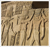 Relieve (pictograma) del templo de Kom Ombo. María J. Fuente (col. particular, 2006)