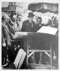 Alfonso XIII viendo los planos de Ciudad Universitaria (15/05/1929). ABC