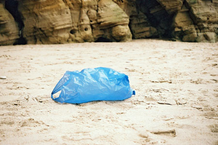 Bolsa de plástico en la playa