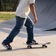 Joven en patinete