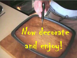 Bandeja con bizcocho y texto sobreimpreso "Now decorate and enjoy"