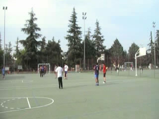 Jvenes jugando a ftbol sala