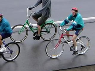 Chicos montando en bicicleta