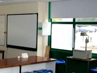 Ventana y Pizarra de un aula vaca