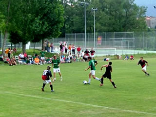 Chicos jugando al ftbol