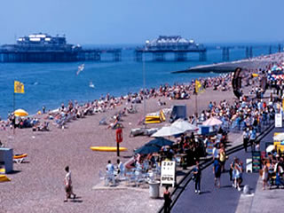 Playa de arena con gente