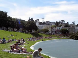 Playa de csped con gente