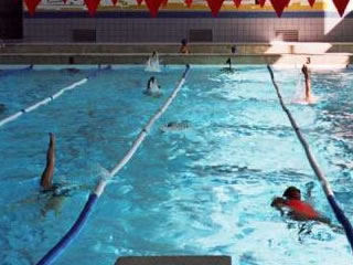 Chicos haciendo natacin en piscina