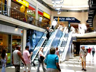 Interior de centro comercial. Vista de escaleras mecnicas