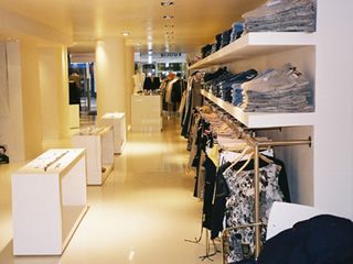 Interior de tienda de ropa