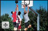 Tres chicos jugando a baloncesto