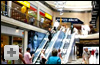 Interior de centro comercial. Vista de escaleras mecnicas