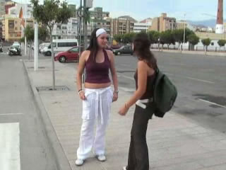 Chica de pi en calle