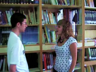 Chico y chica charlando de pi en biblioteca